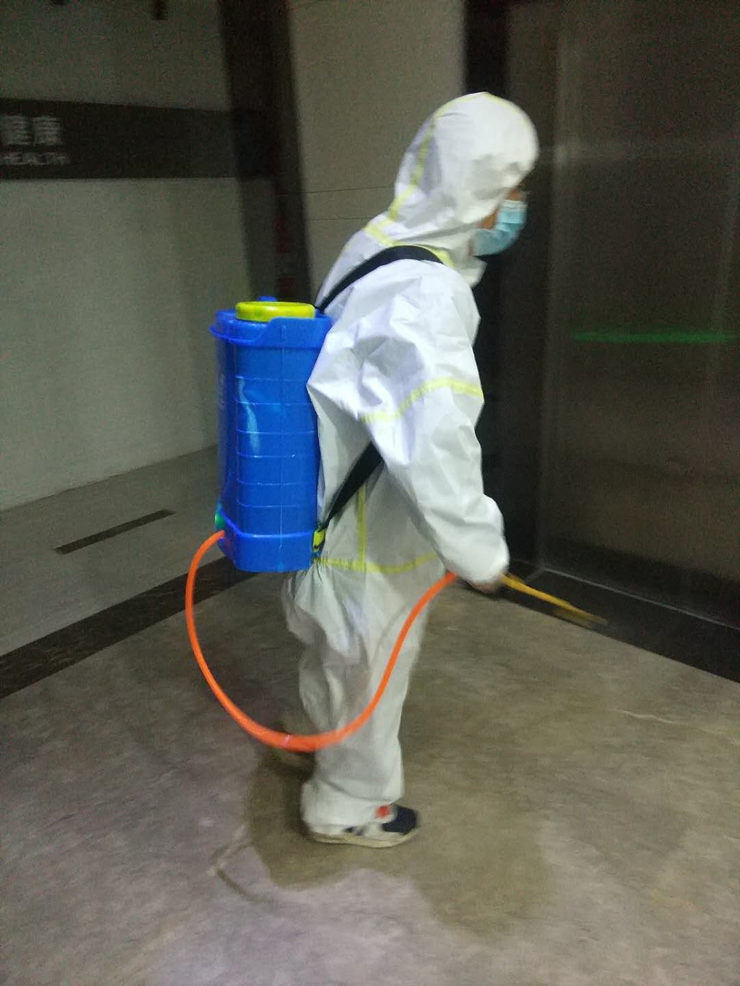  武漢江城清洗消 殺團(tuán)隊為武漢天街提供消 殺服務(wù)