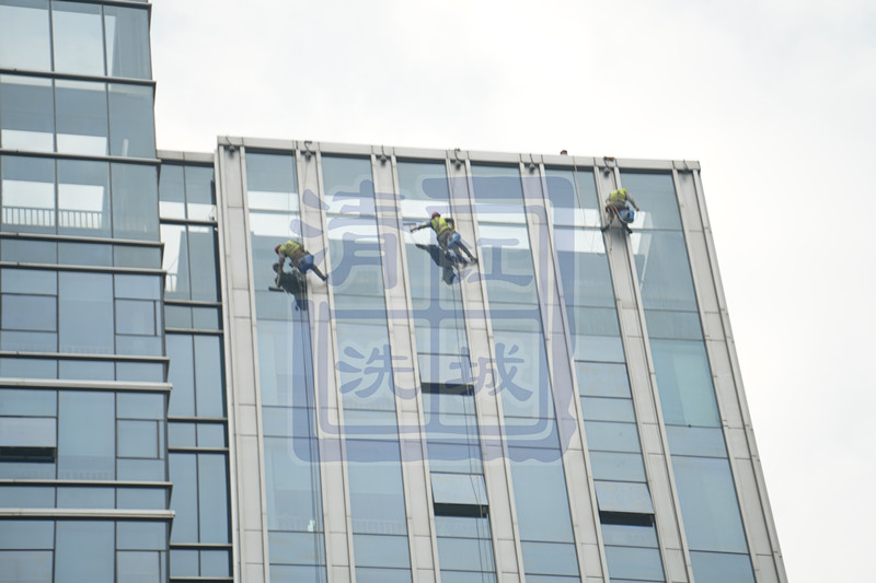 武漢哪家外墻清洗公司好？江城清洗公司